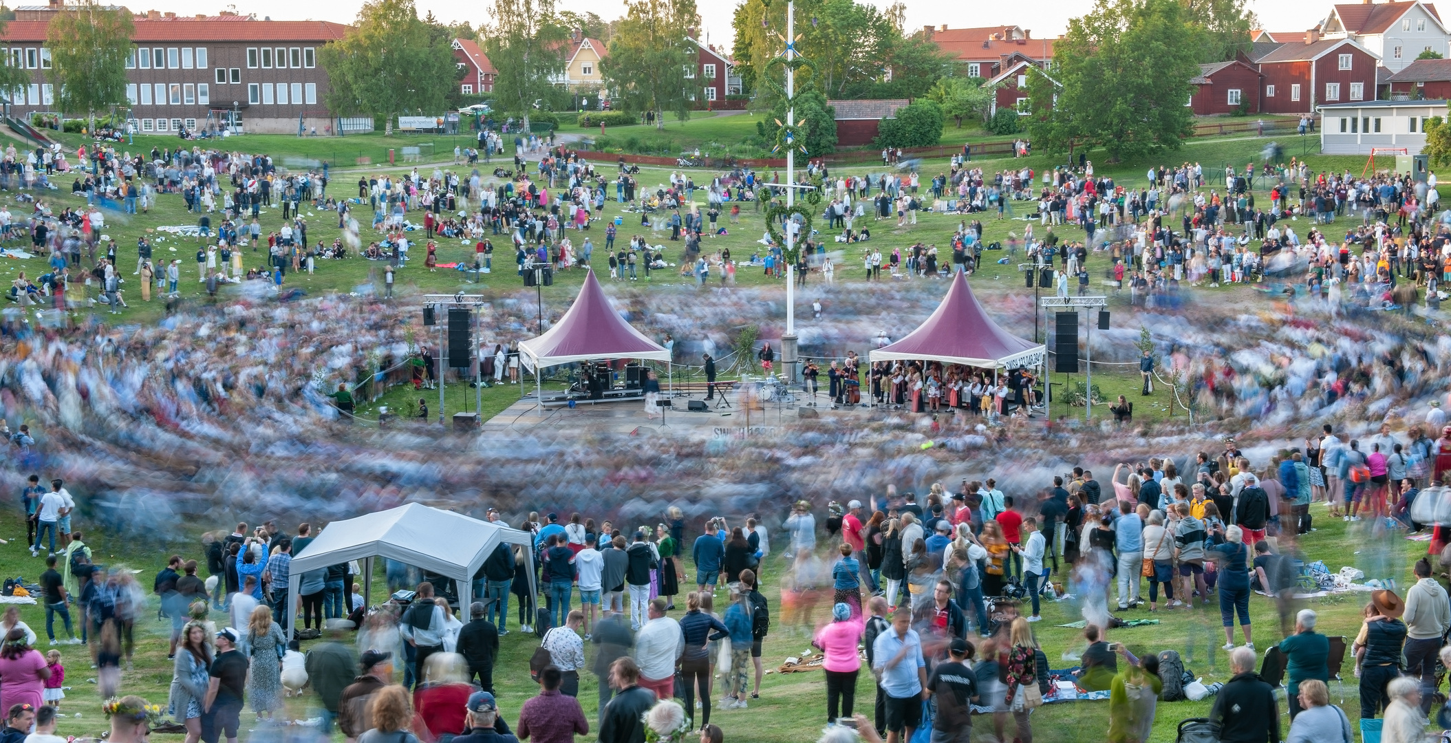 Midsommer in Leksand, Schweden. Tanz um den Maibaum