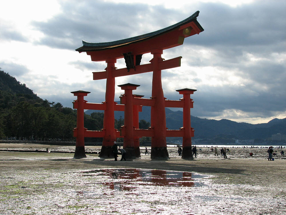 Mijajima-Torii - das Wahrzeichen auf dem Trockenen