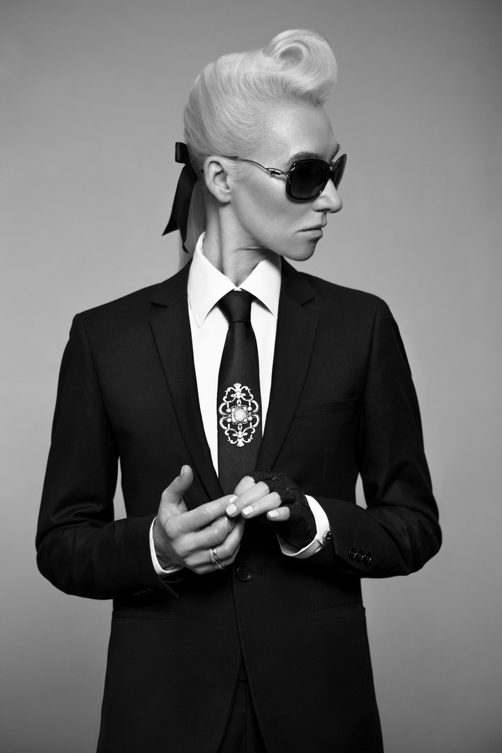 Mika'Ela Fisher dans la peau de Karl Lagerfeld