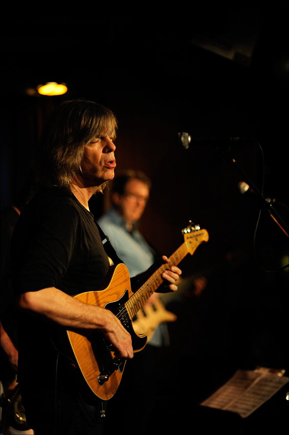 ... Mike Stern ...