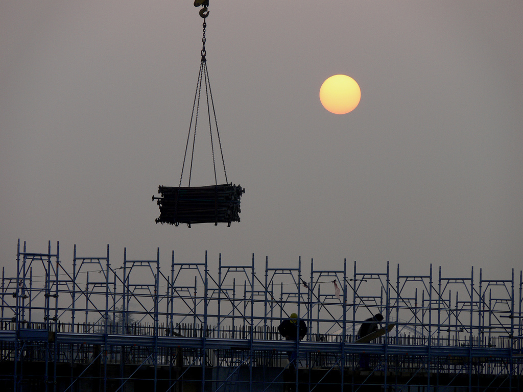 Milano, cantiere all'alba