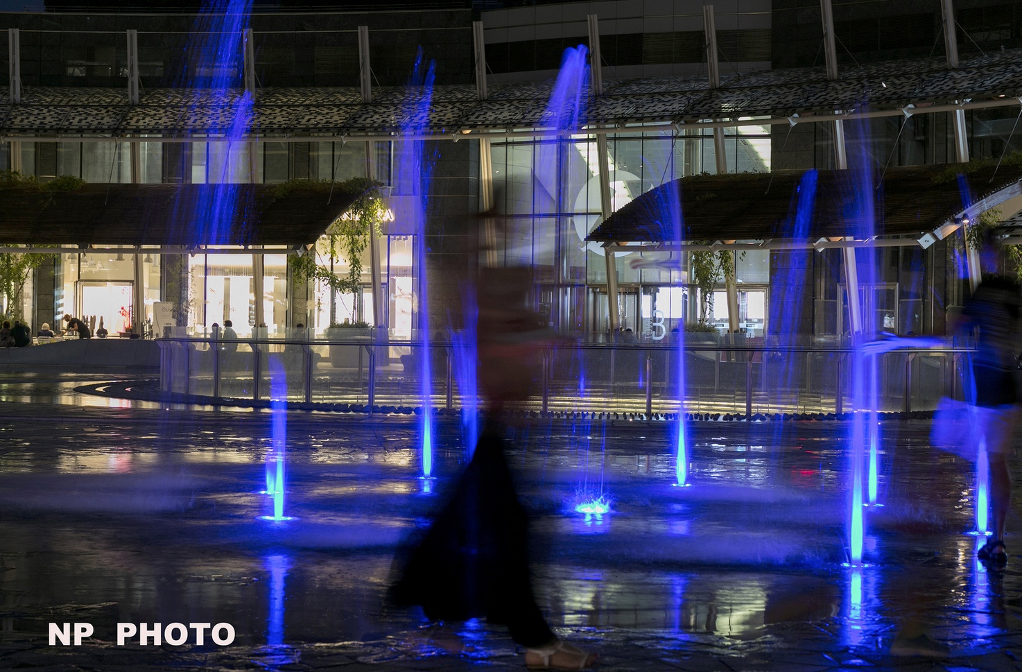 Milano, dancing in the water