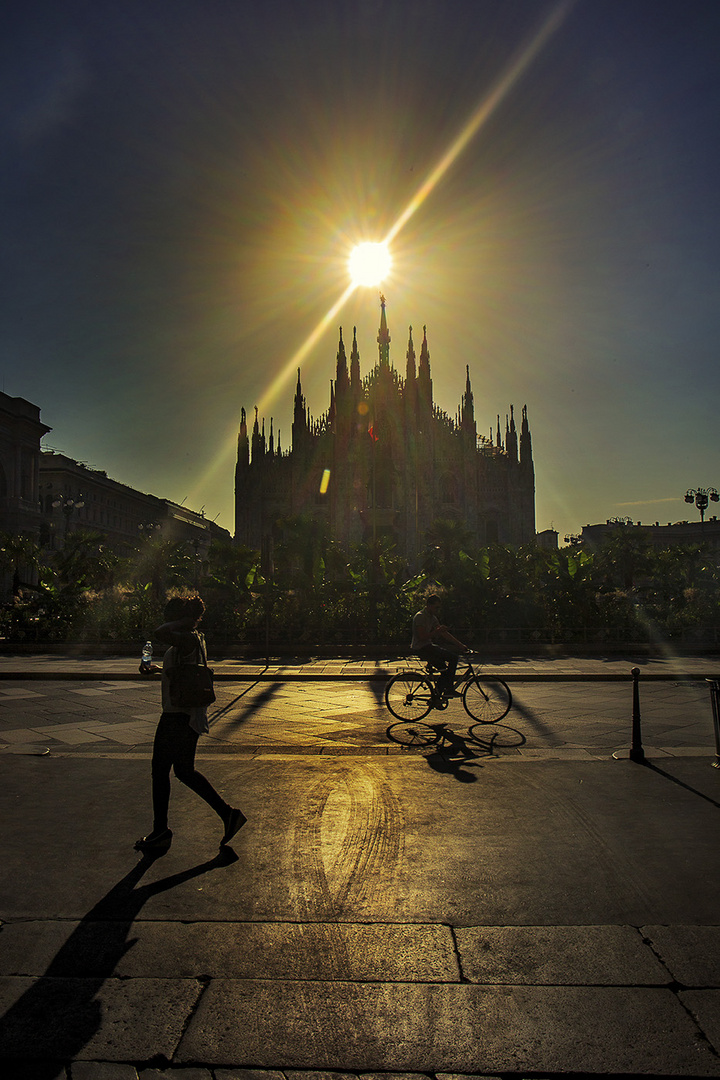 Milano il Duomo in controluce