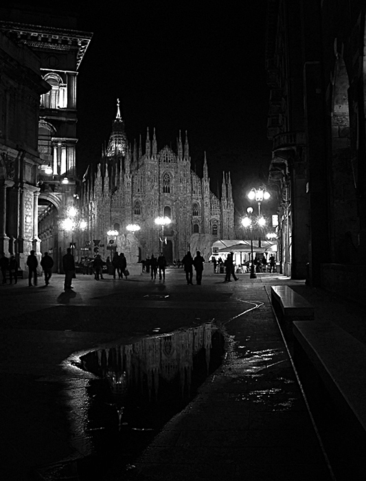 milano, il duomo in notturna