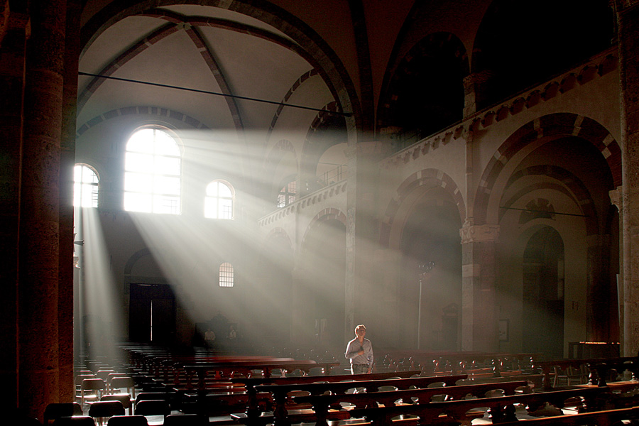 Milano -  La luce avollgente (L'interno di Sant' Ambrogio)