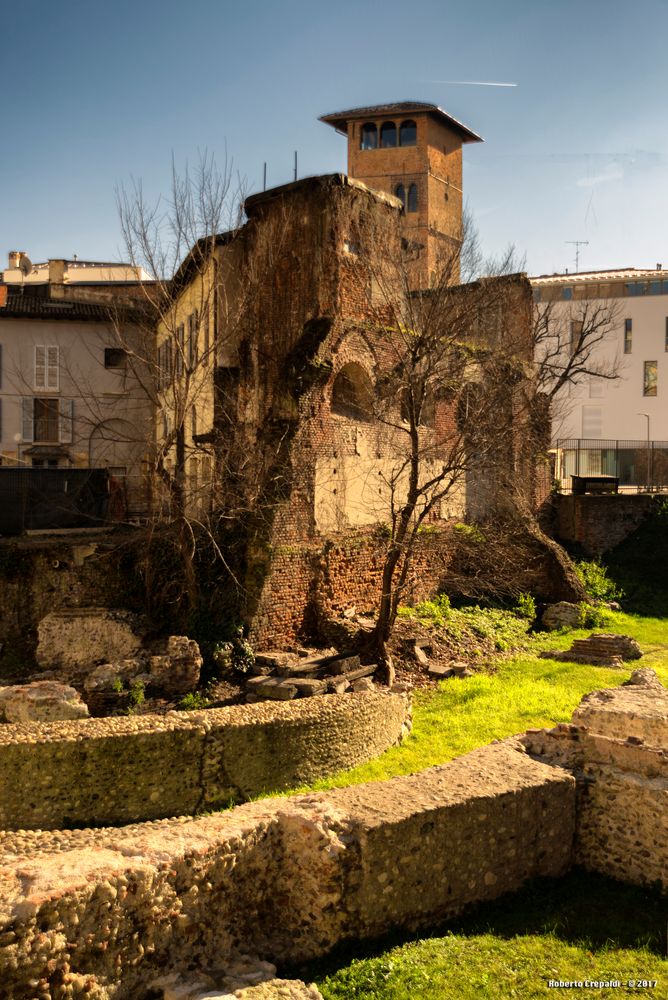 Milano, Via Brisa, palazzo imperiale