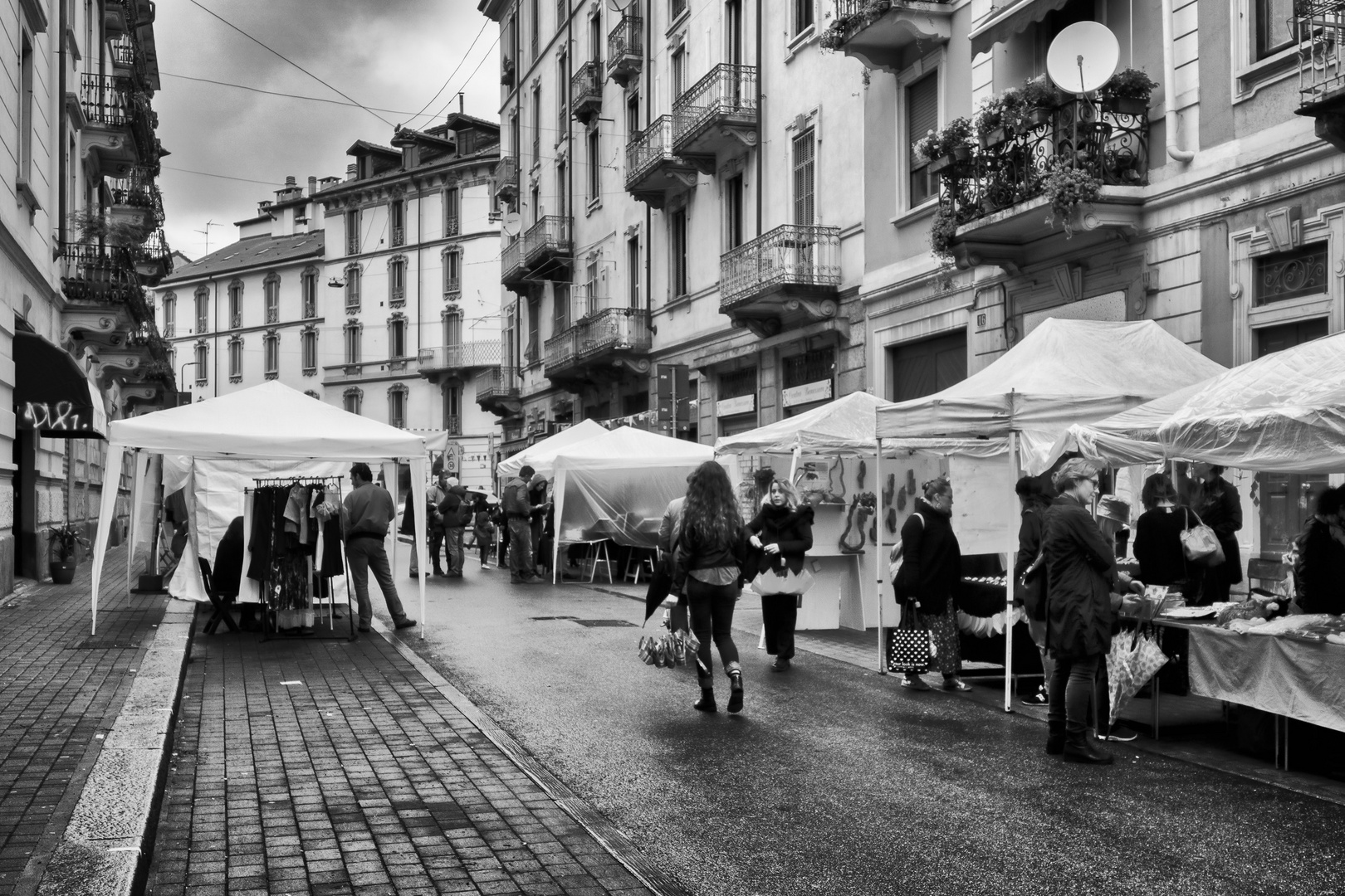 Milano, Via Cecilio Stazio, mercatino