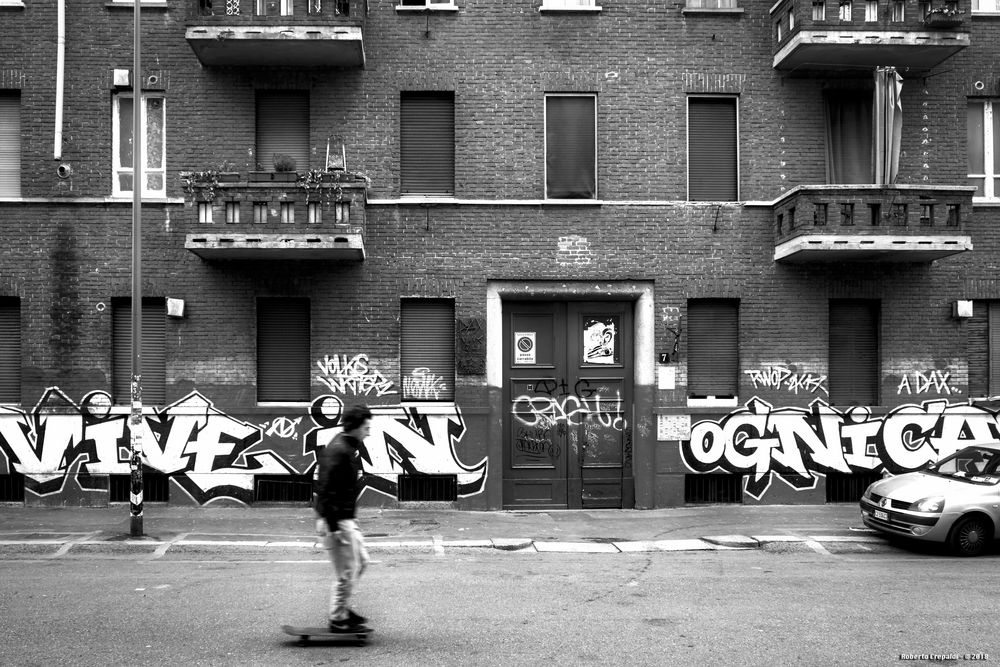 Milano, Via Gola in skateboard