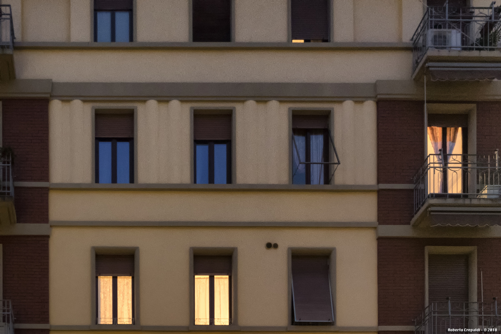 Milano, via Teodosio, finestre