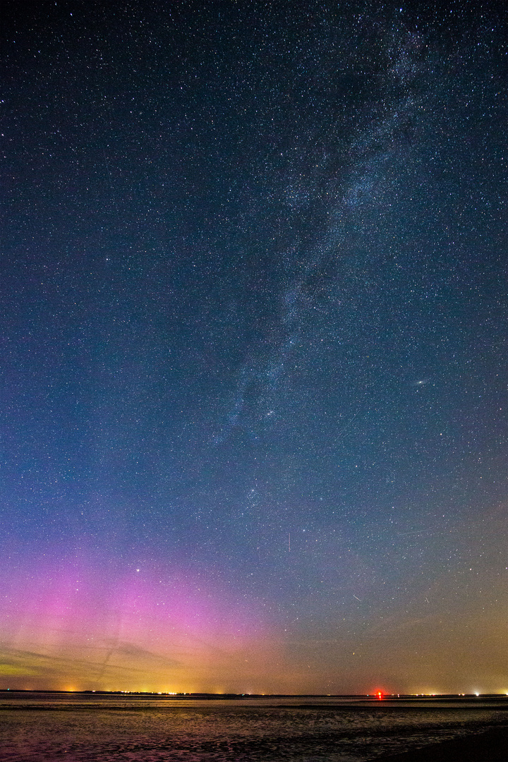 Milchstraße mit Polarlichter an der Nordseeküste