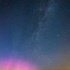 Milchstraße mit Polarlichter an der Nordseeküste