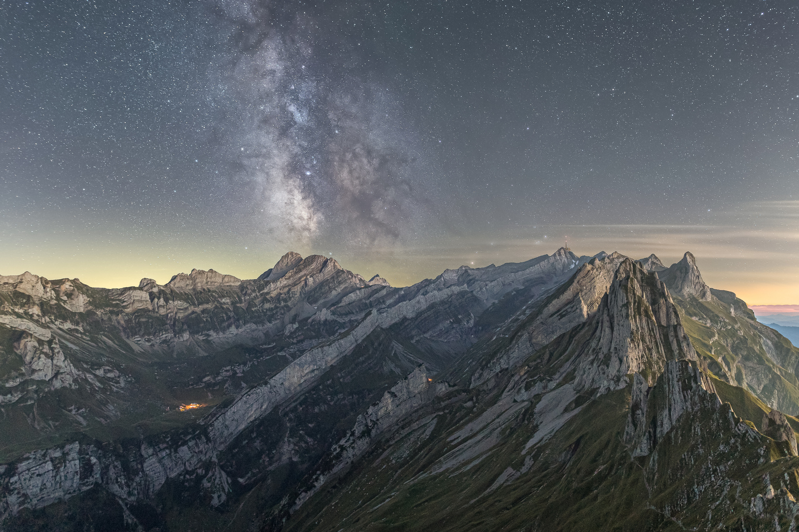 Milchstraße speiender Berg in den Schweizer Alpen