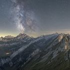 Milchstraße speiender Berg in den Schweizer Alpen