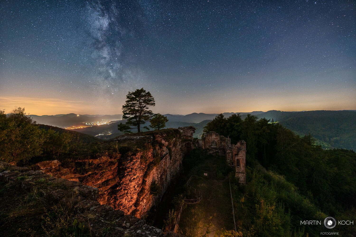 Milchstraße über der Burg Neuscharfeneck