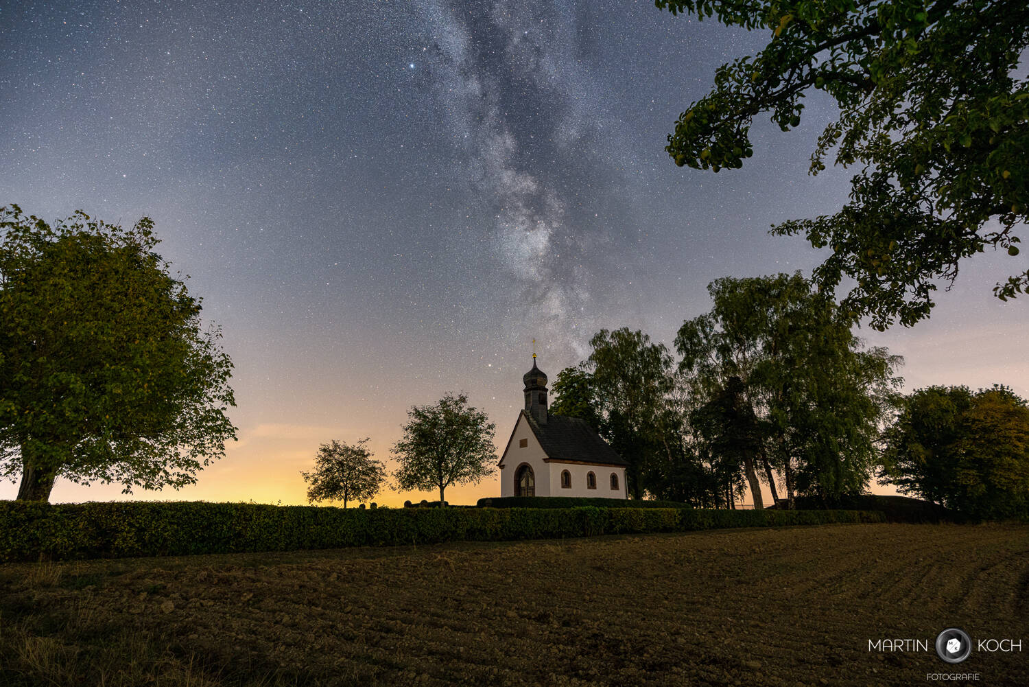 Milchstraße über der Kriegergedächtniskapelle in Reifenberg