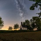 Milchstraße über der Kriegergedächtniskapelle in Reifenberg