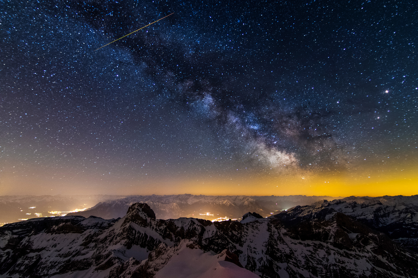 Milchstrasse über schweizer Gebirge