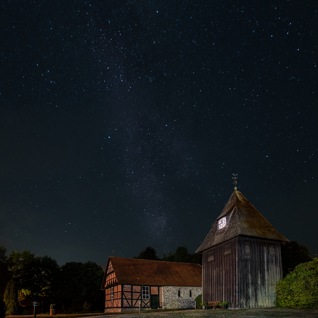 Milchstraße über St. Magdalenen Kirche in Undeloh