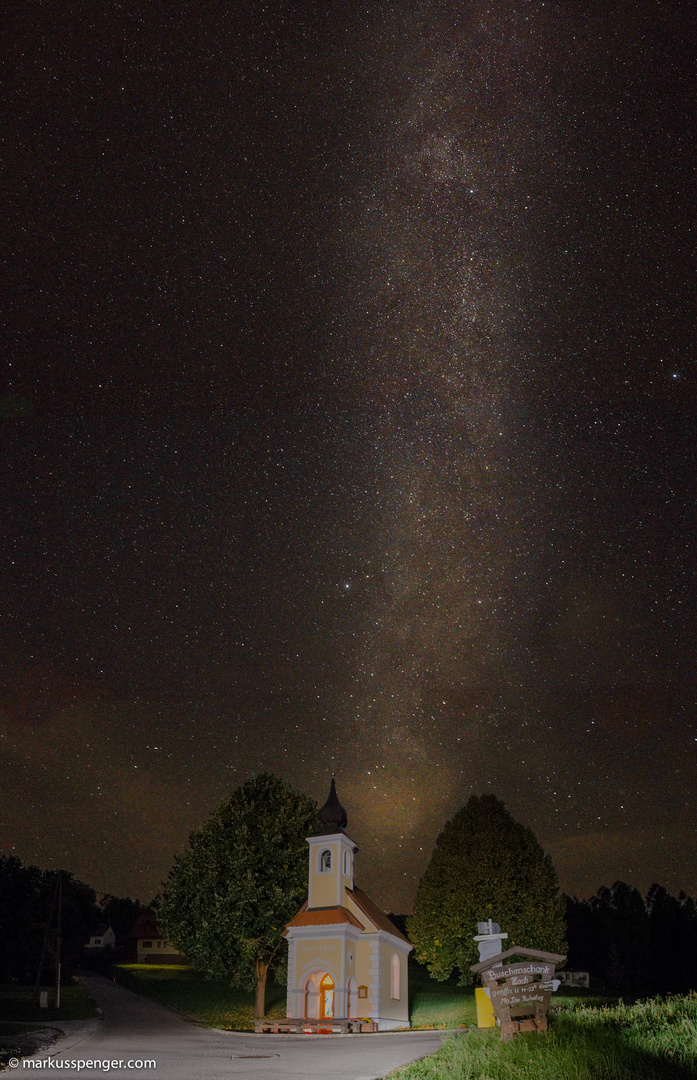 Milchstraße und Kirche in Steiermark