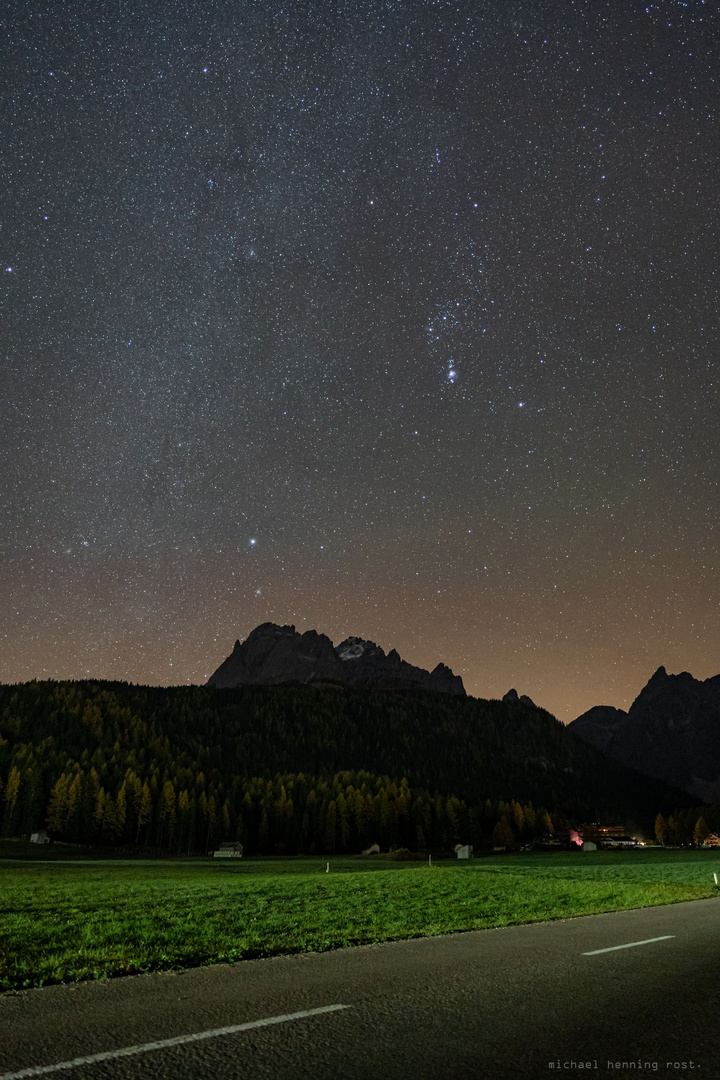 Milchstraße und Orion über der "Sextener Sonnenuhr"