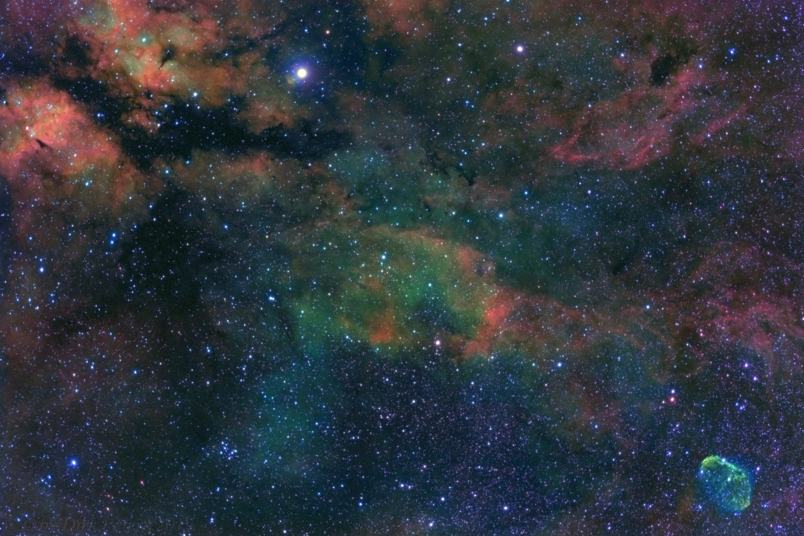 Milchstraßen-Ausschnitt beim Stern Sadr als SHO-Astrobild ("Hubble-Palette")