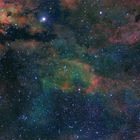 Milchstraßen-Ausschnitt beim Stern Sadr als SHO-Astrobild ("Hubble-Palette")