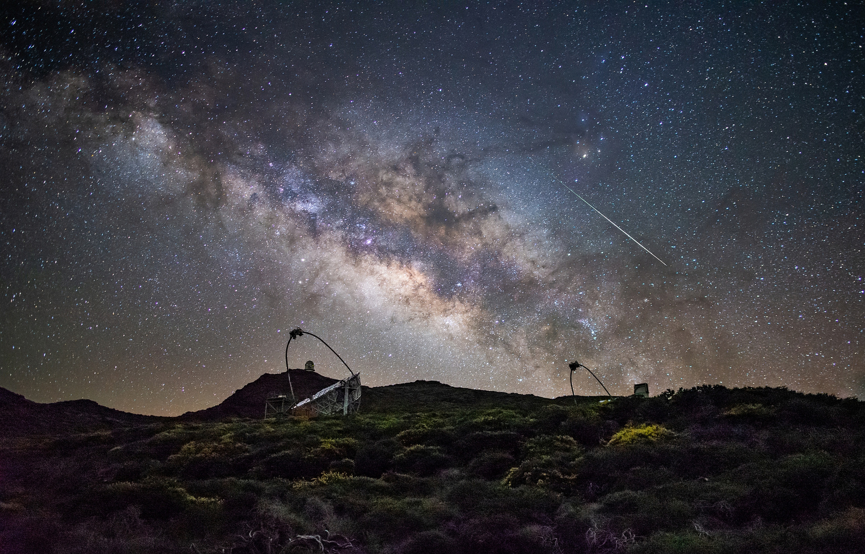 Milchstraßenzentrum über den Teleskopen von Roque-de-los-Muchachos-Observatorium