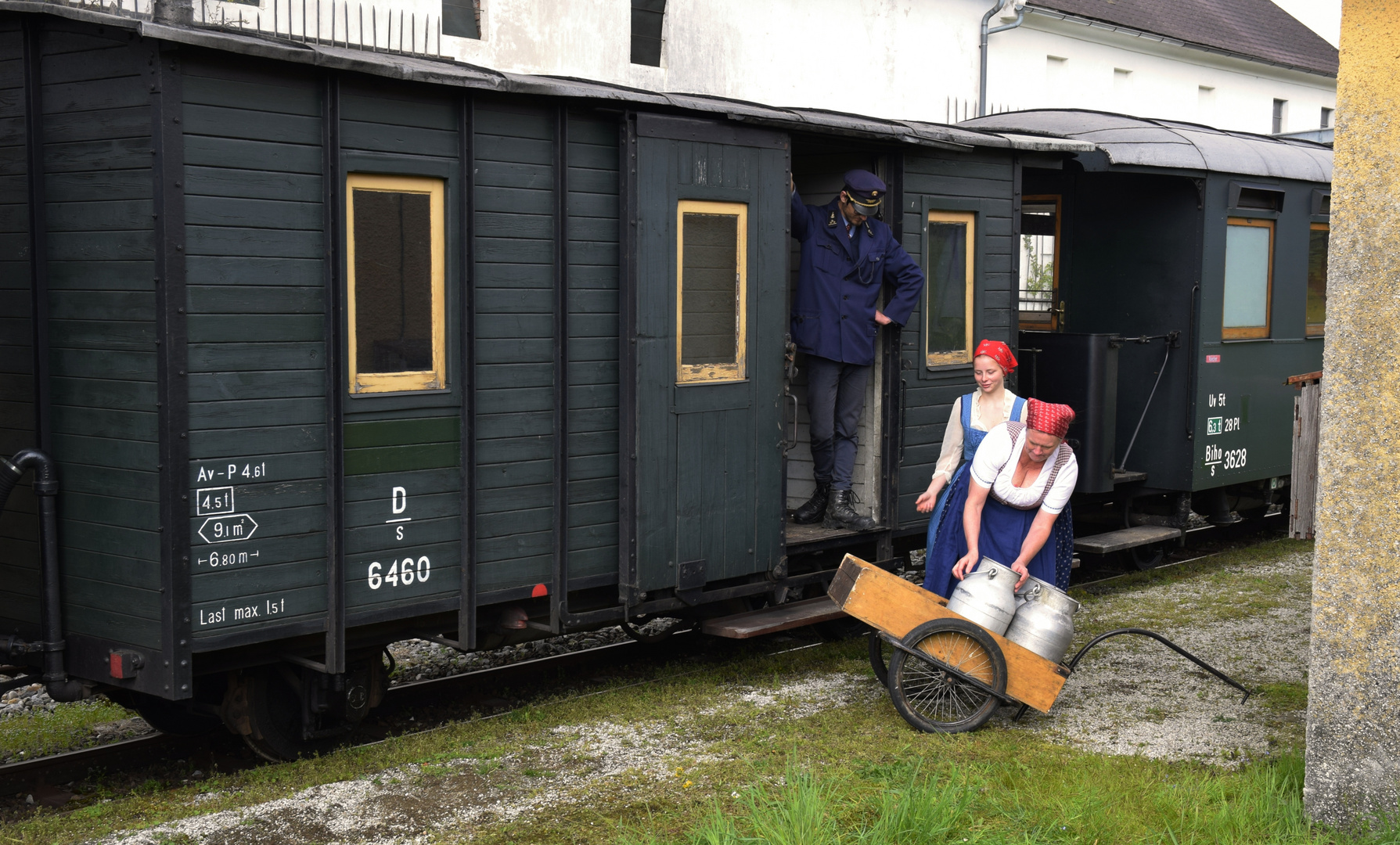 Bildergebnis für schmalspurbahn milchkannen