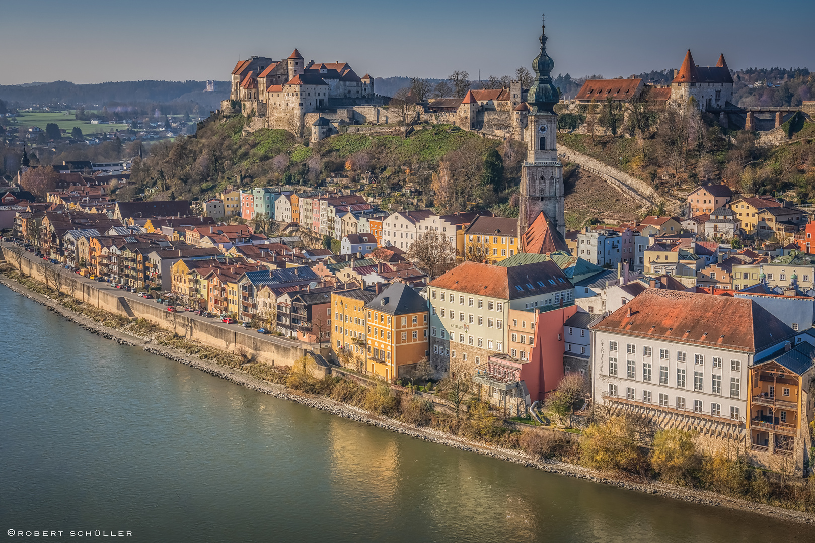 Mildes Herbstlicht über Burghausen