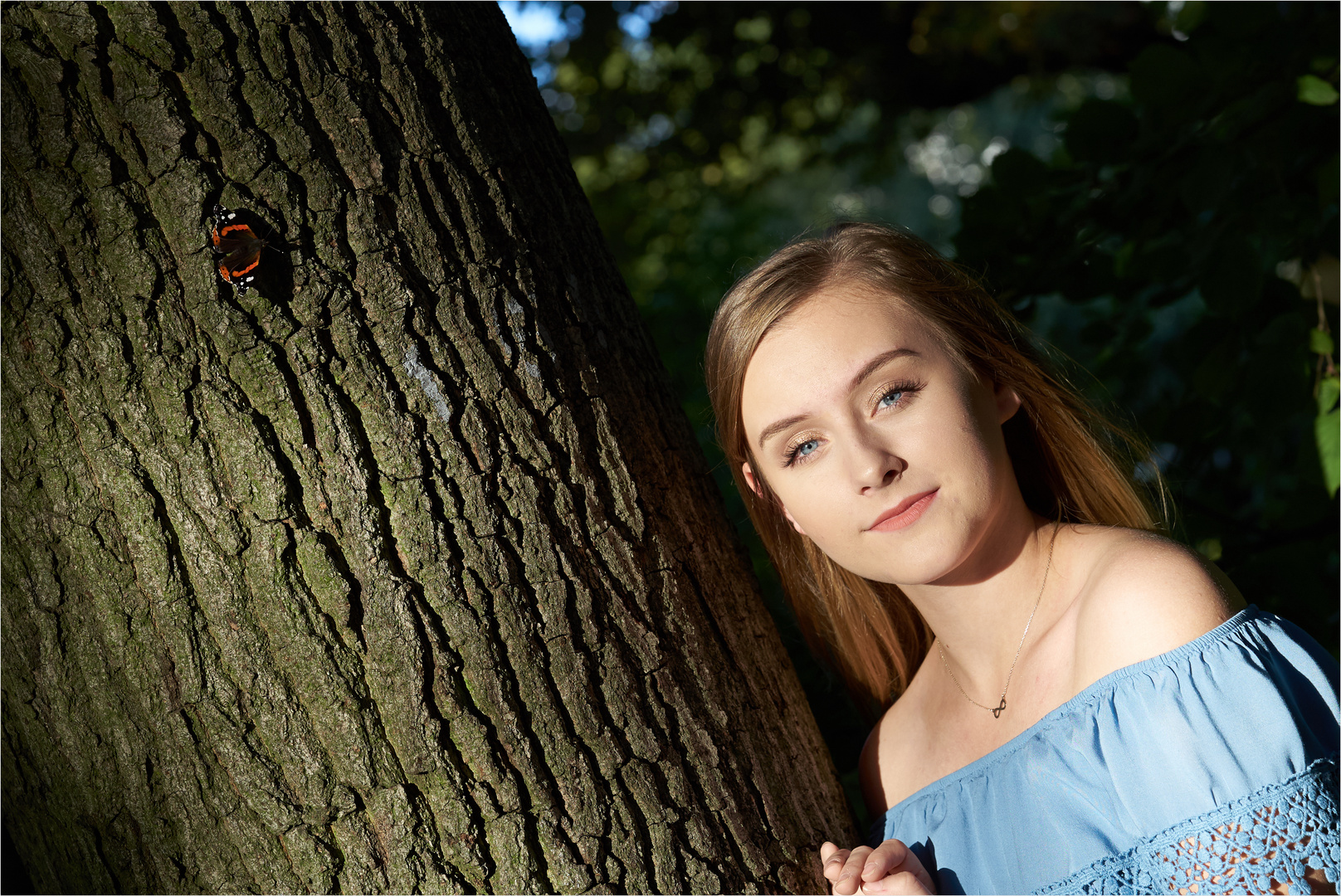 Milena und ein Schmetterling