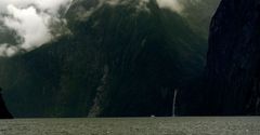 Milford Sound - Einer von unzählbar vielen Wasserfällen