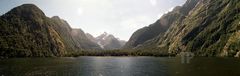 Milford Sound und Schnee im gleißenden Sonnenlicht