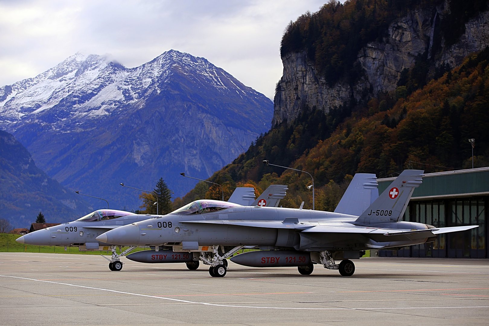 Militärflugplatz - Meiringen - Luftwaffe - F/A-18 - Fliegen im Gebirge