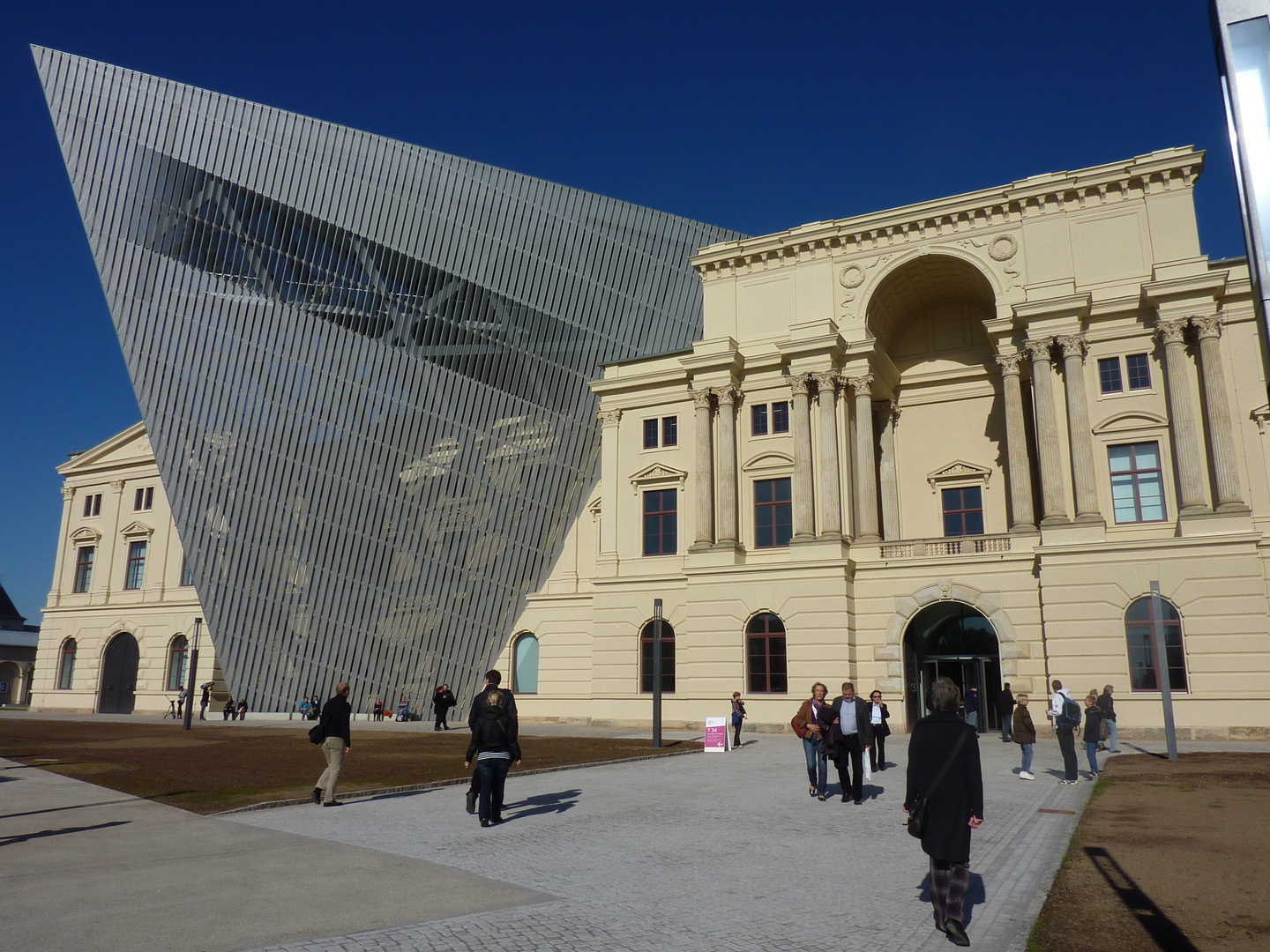 MilitärHistorisches Museum mit Libeskind-Keil