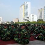 Militärischer Drill für Erstsemester (gerade gerückt)