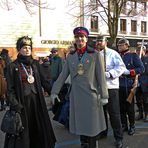 Militärparade - mit Kostümen aus dem letzten Jahrhundert