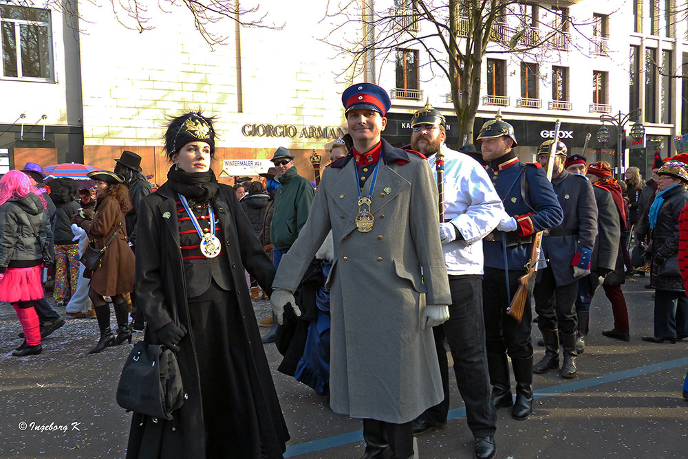 Militärparade - mit Kostümen aus dem letzten Jahrhundert