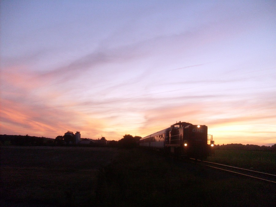 Militärzug in der Abenddämmerung