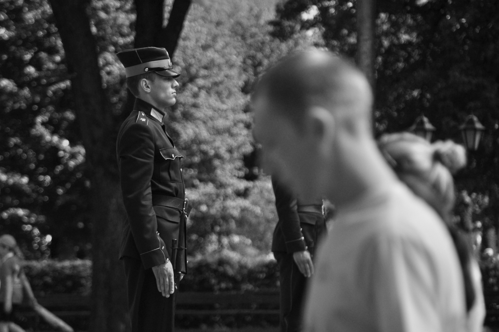 Militaires et passants.