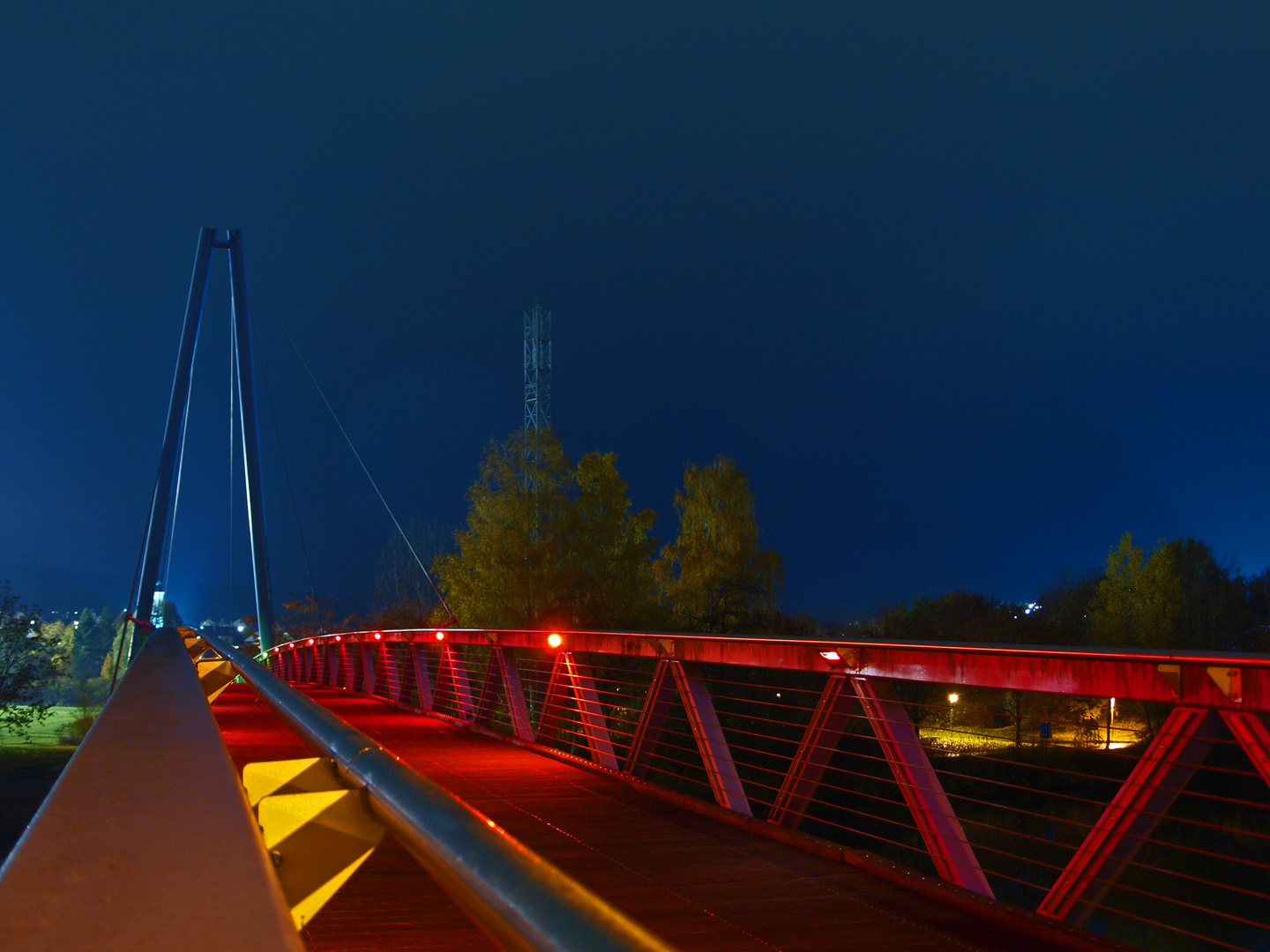 MILKA Brücke in der Nacht