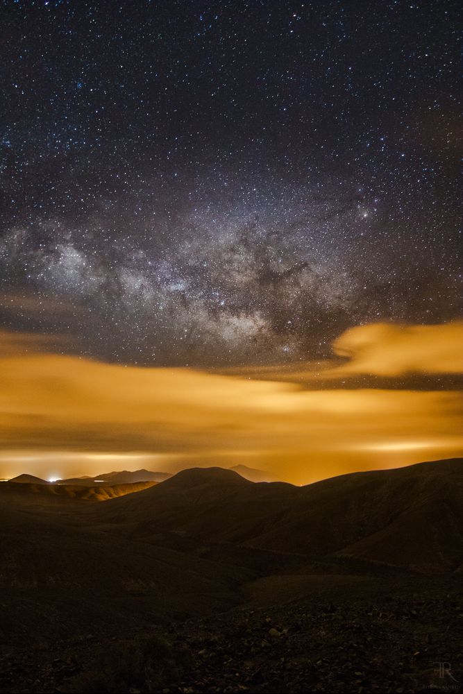 Milkyway breaks throuth the Clouds