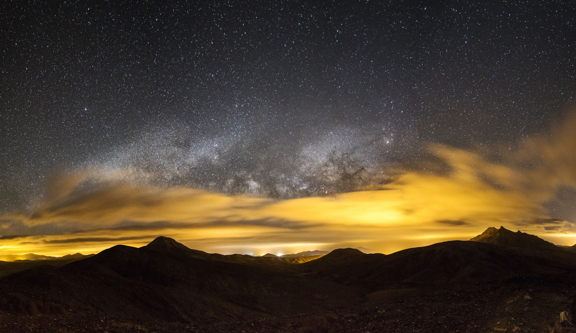 Milkyway breaks throuth the Clouds