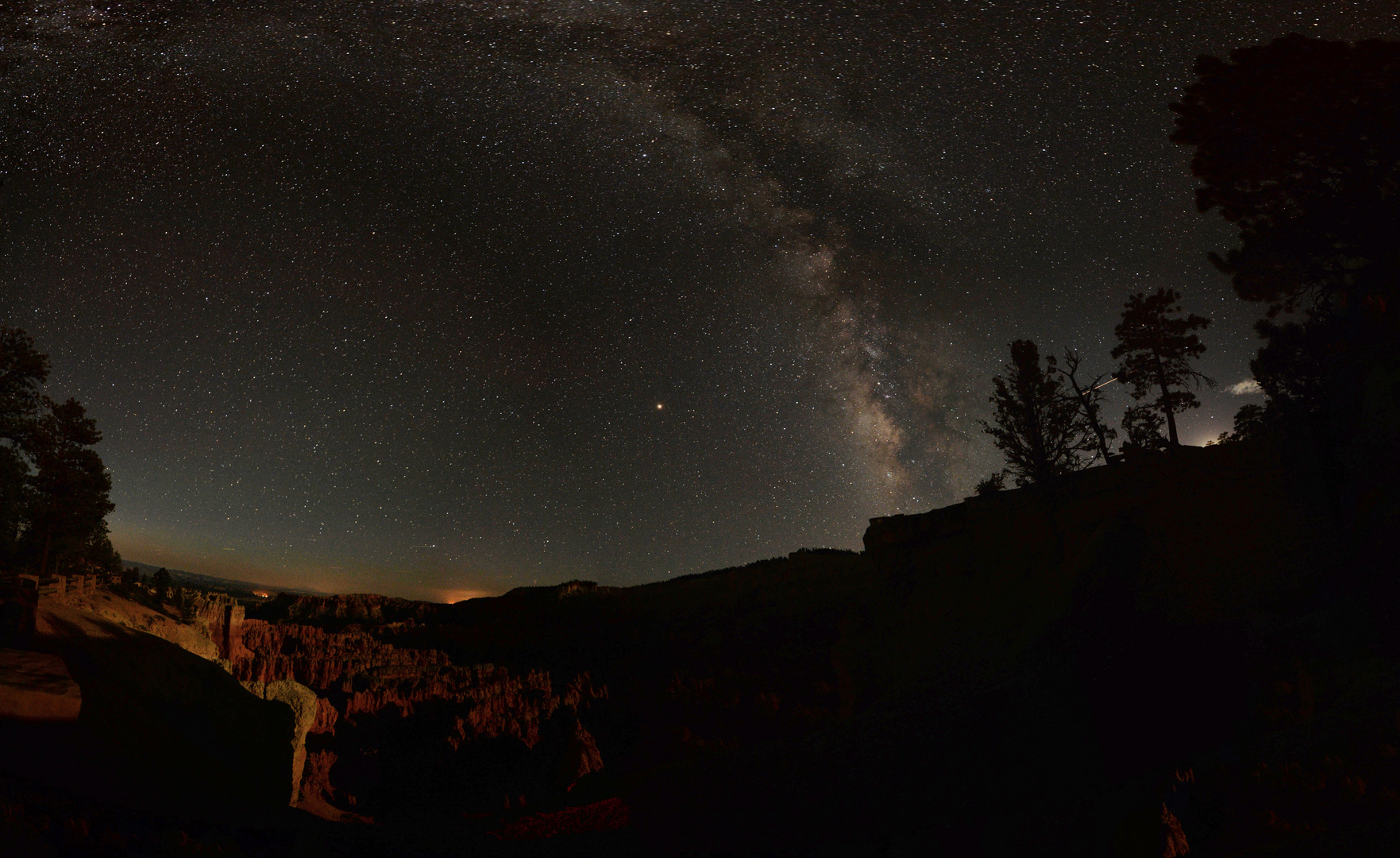 Milkyway over Bryce Canyon 