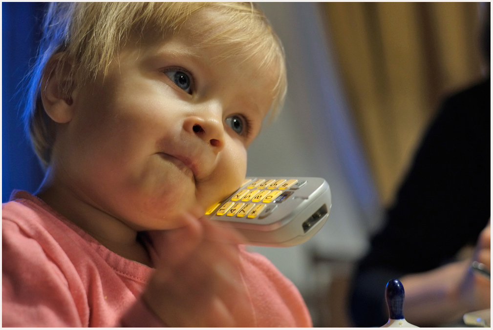 Milla beim Telefonieren