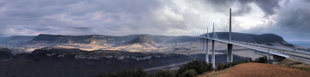 Millau et le viaduc, panorama. (http://alepour.free.fr)