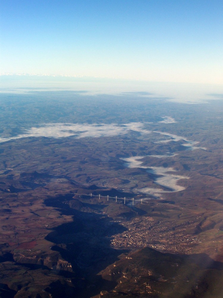 Millau et son viaduc vus d'en haut