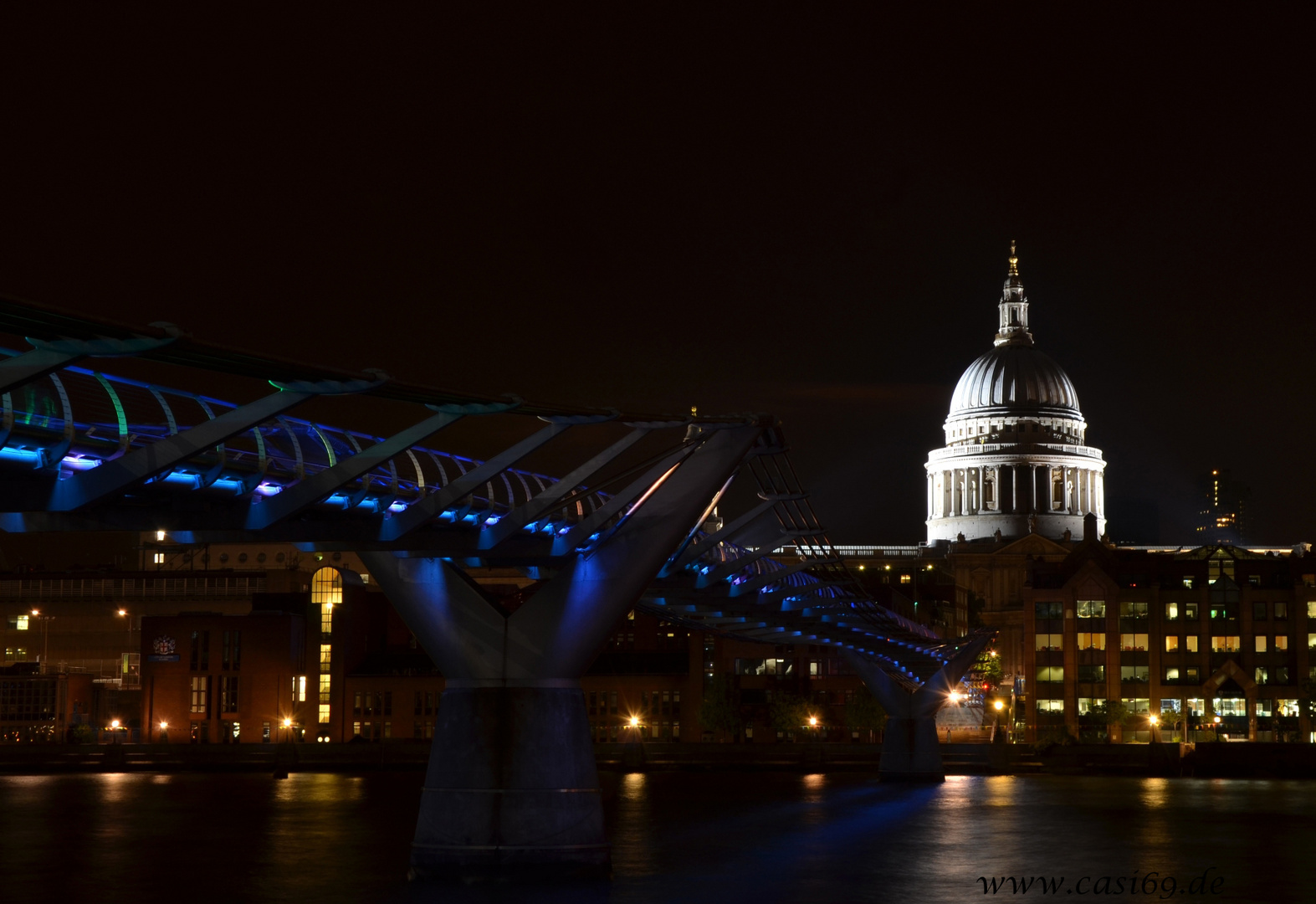 millenium bridge at night