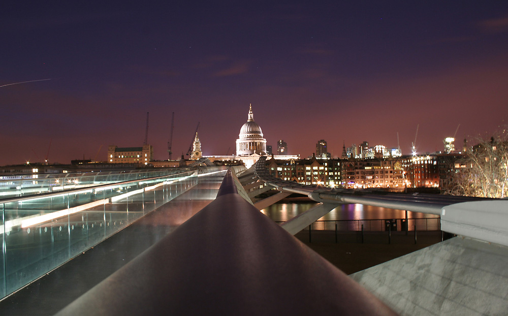 Millenium Bridge - London von Julian St.