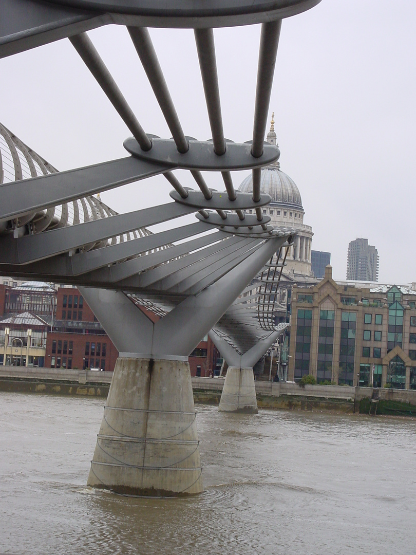 millenium bridge london