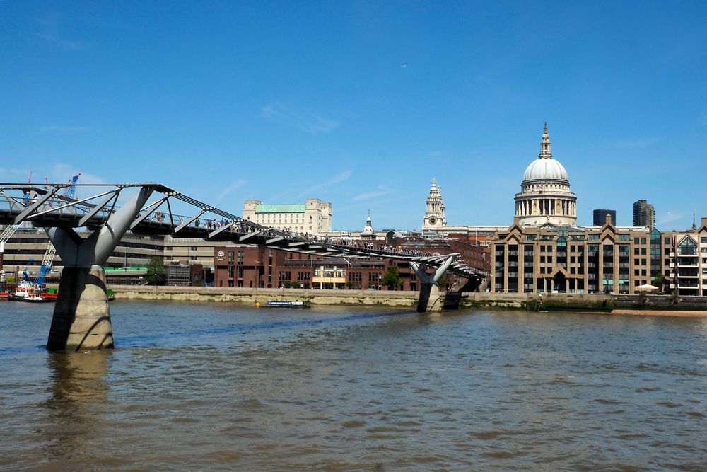 Milleniumsbridge mit Blick zur St. Pauls Cathedral